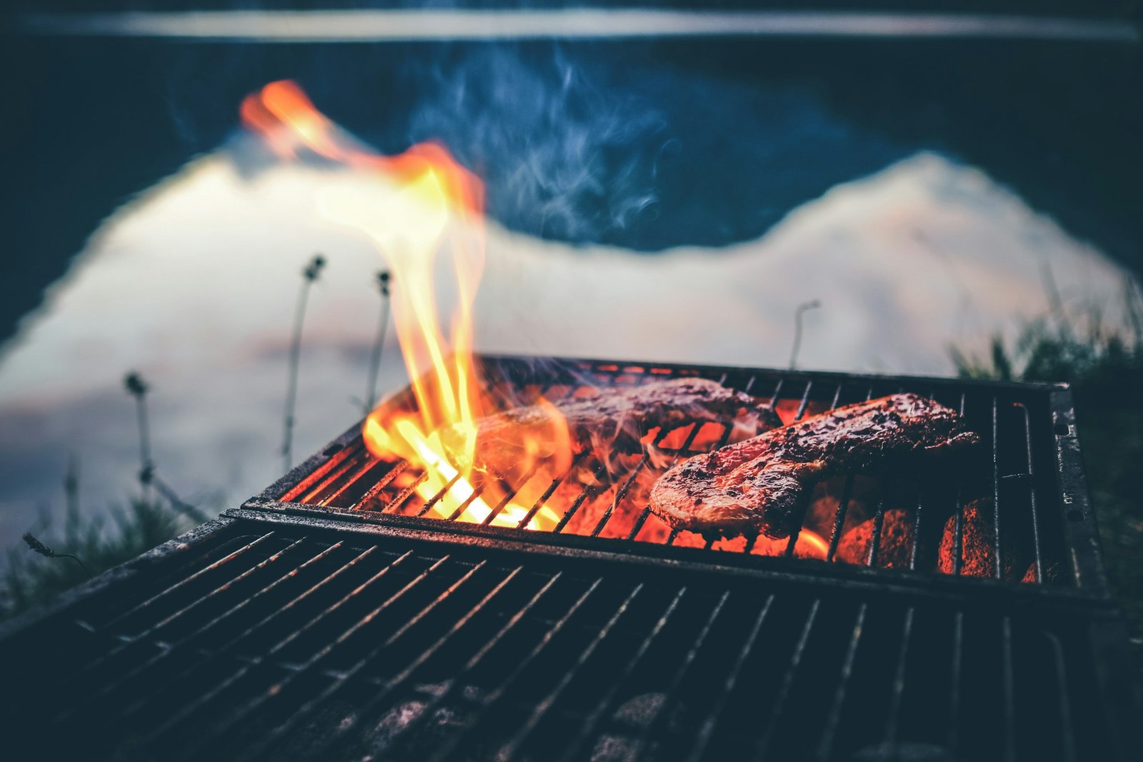 Pièce de viande saisie sur la braise de chêne, flammes et fumée