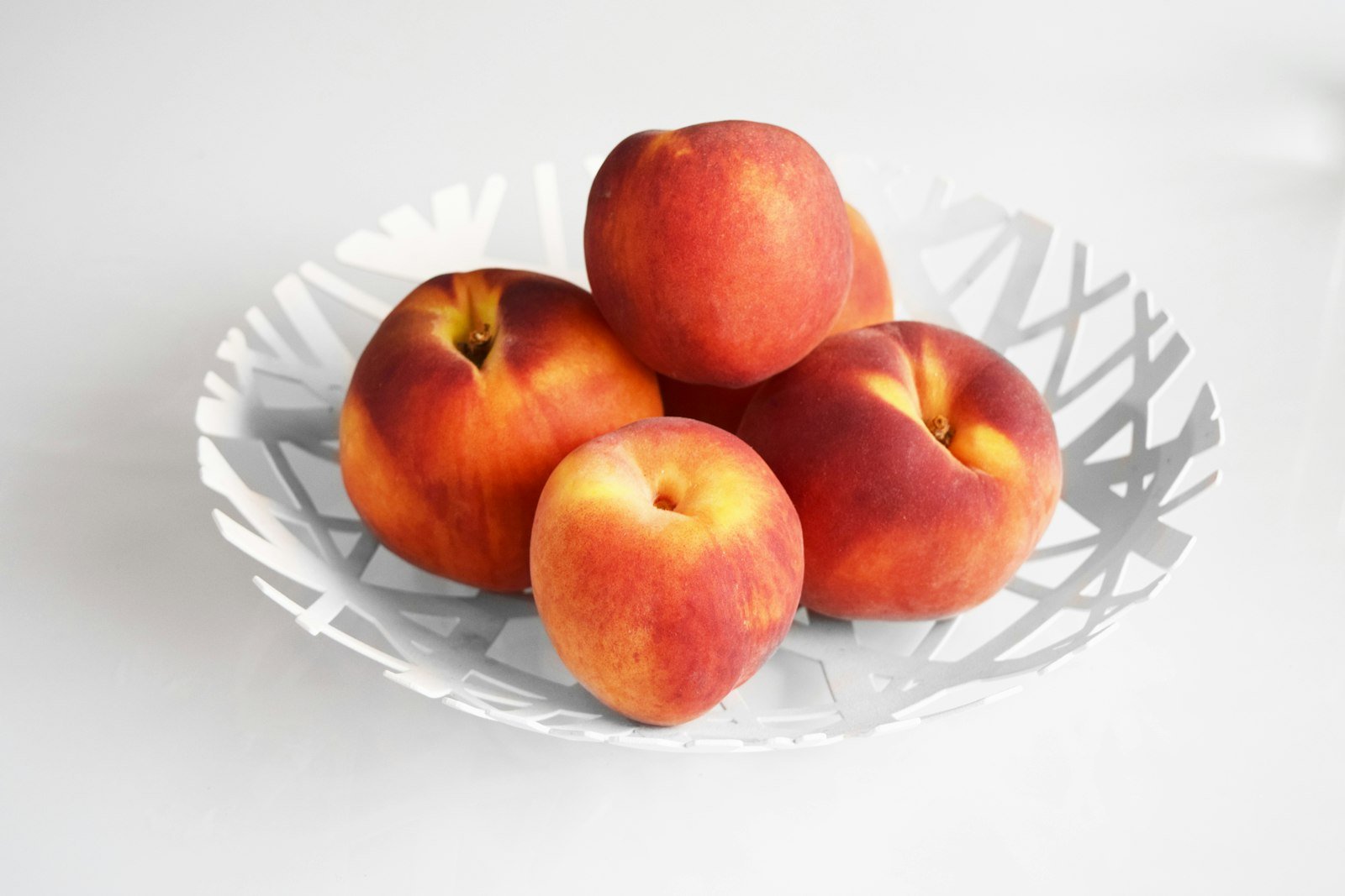 Pêche rôtie au miel et glace verveine du jardin