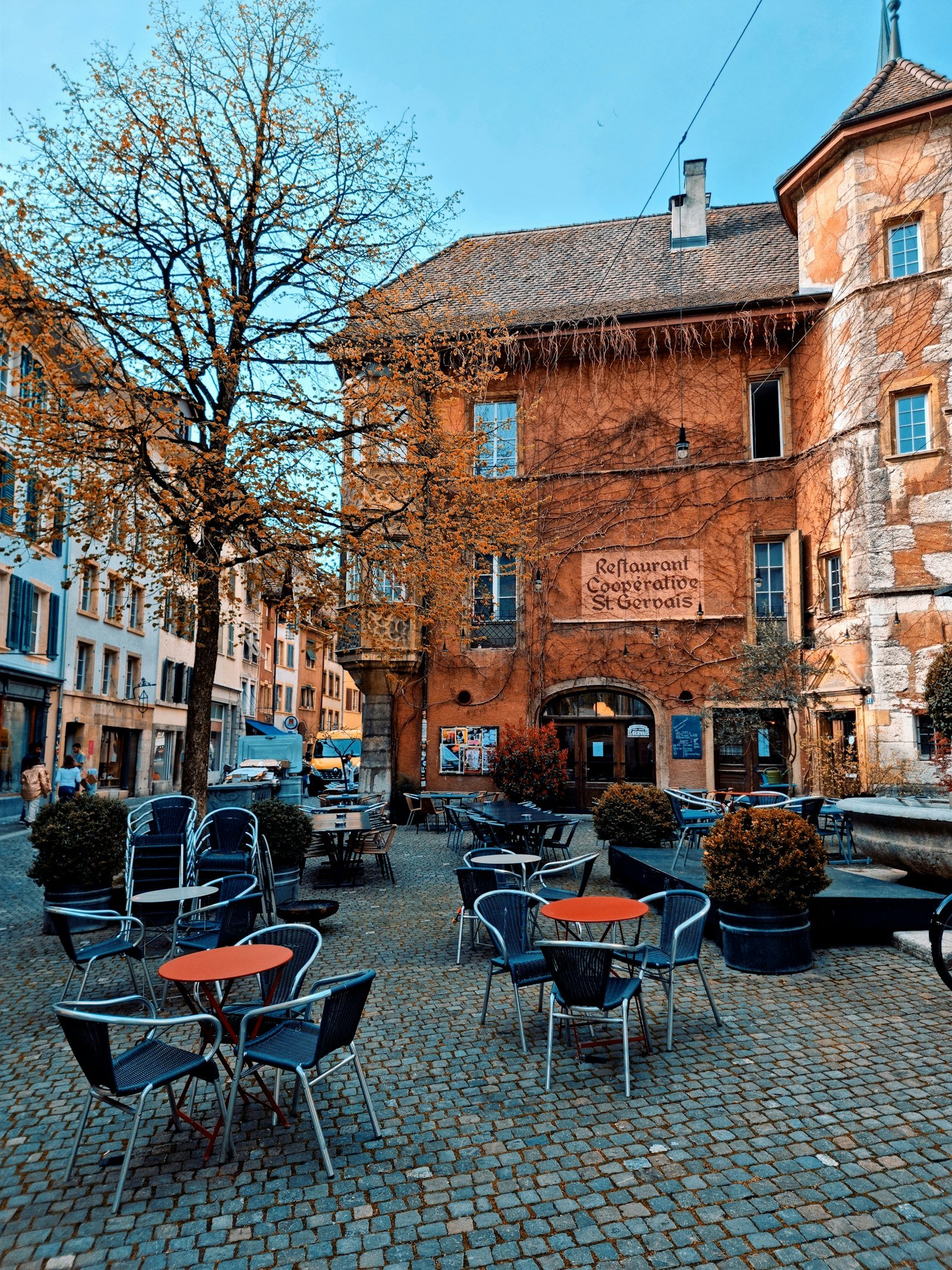 La terrasse de Maison Braise sur la cour pavée